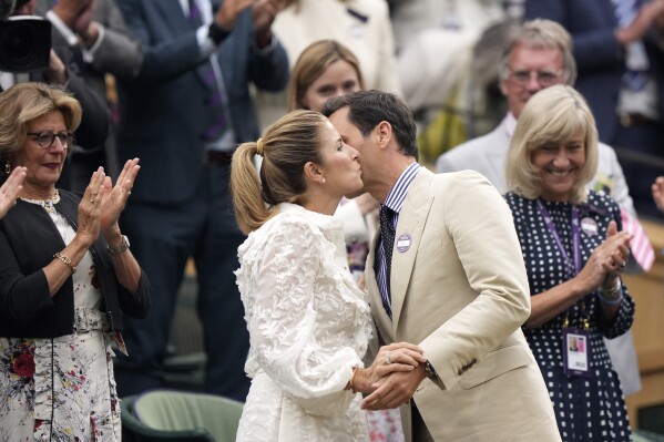 Roger Federer receives a lengthy standing ovation at Wimbledon